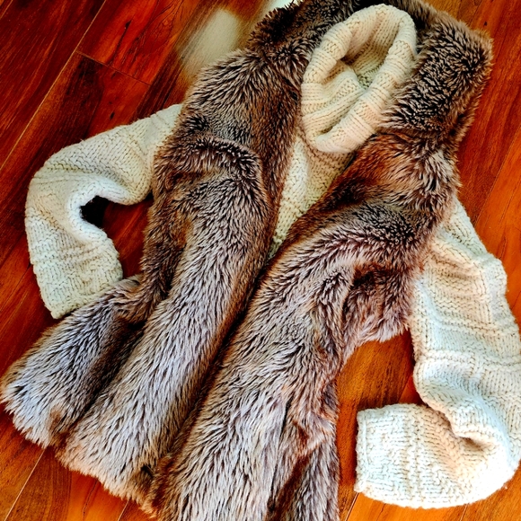 RUE 21 Faux Fur Zippered Hooded Vest - Size S/M - Picture 10 of 10